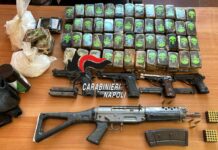 A Scampia sequestrati mitra, pistole e oltre 17 chili di droga