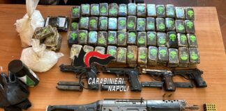 A Scampia sequestrati mitra, pistole e oltre 17 chili di droga