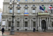 Bandiera della Pace su facciata del Comune di Milano, “Cessate il fuoco ora”