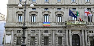 Bandiera della Pace su facciata del Comune di Milano, “Cessate il fuoco ora”