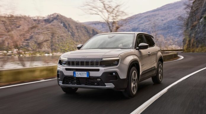 Jeep Avenger è ora anche ibrida, risparmio e sosteniblità