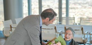 Ultracentenaria festeggia il compleanno con Fontana a Palazzo Lombardia