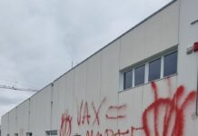 Lombardia, Centro vaccinale Spirano imbrattato con scritte “No Vax”