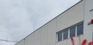 Lombardia, Centro vaccinale Spirano imbrattato con scritte “No Vax”