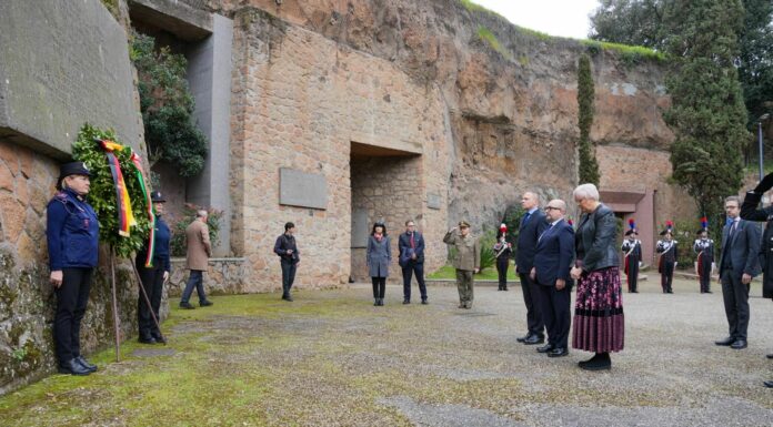 Fosse Ardeatine, ministri Roth e Sangiuliano rendono omaggio alle vittime