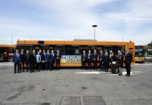 Ucraina, Sindaco Milano Sala consegna nove bus a primo cittadino Dnipro