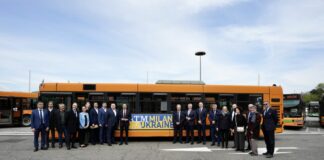 Ucraina, Sindaco Milano Sala consegna nove bus a primo cittadino Dnipro