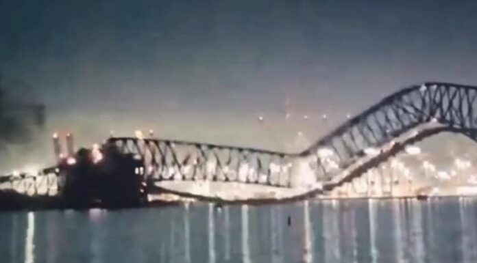 A Baltimora crolla un ponte dopo l’urto di una nave cargo