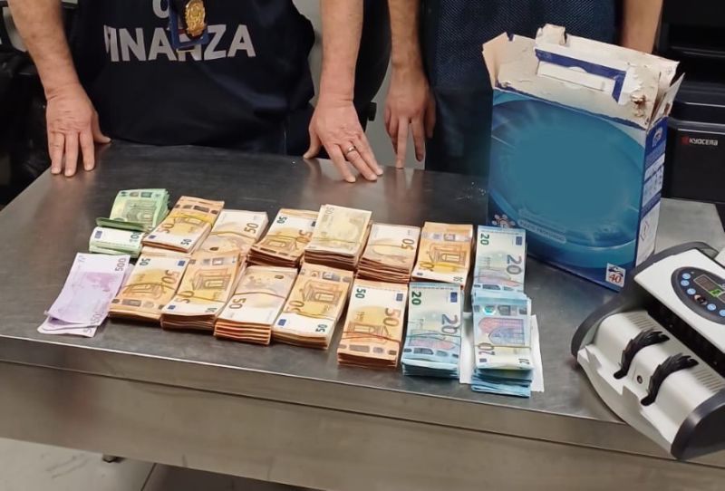 Traffico di valuta, all’aeroporto di Fiumicino sequestrato un mln euro