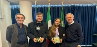 Fontana premia i due infermieri che hanno salvato uomo in metro a Milano