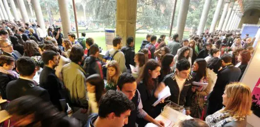 Eurostat, nel 2025 il tasso di occupazione dei giovani neodiplomati e neolaureati europei sale all’83%