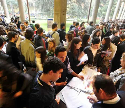Eurostat, nel 2025 il tasso di occupazione dei giovani neodiplomati e neolaureati europei sale all’83%