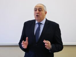 25 aprile, il sindaco di Palermo Lagalla contestato da manifestanti Pro Pal. Fratelli d’Italia “Attacco alle istituzioni”