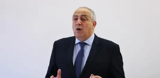 25 aprile, il sindaco di Palermo Lagalla contestato da manifestanti Pro Pal. Fratelli d’Italia “Attacco alle istituzioni”