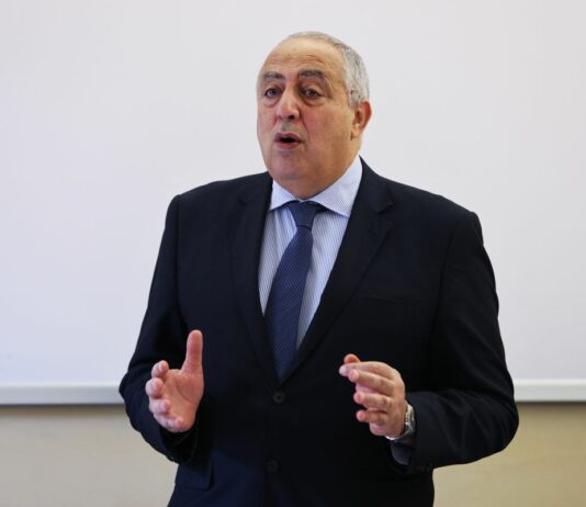 25 aprile, il sindaco di Palermo Lagalla contestato da manifestanti Pro Pal. Fratelli d’Italia “Attacco alle istituzioni”