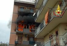 Incendio in un’abitazione ad Acireale, famiglie evacuate