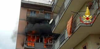 Incendio in un’abitazione ad Acireale, famiglie evacuate