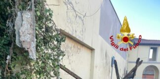 Crolla edificio disabitato a Cuggiono, nessuna persona coinvolta