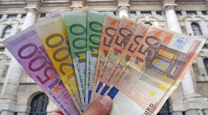 Banconote false, sequestrati a Napoli beni per un milione