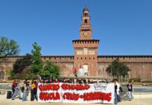 Milano, flash mob studenti in Largo Cairoli a sostegno di Gaza