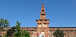 Milano, flash mob studenti in Largo Cairoli a sostegno di Gaza