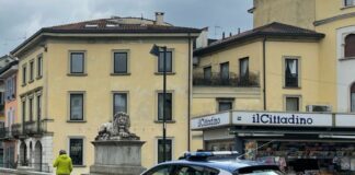 Monza, picchiano e rapinano un giovane. Arrestati in pieno centro