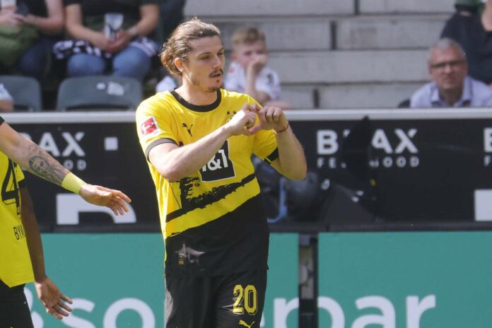 German football Bundesliga match - FOOTBALL - GERMAN CHAMP - MONCHENGLADBACH v DORTMUND