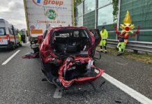 Milano, incidente sulla A1, Auto finisce tra due tir, gravissimo 50enne