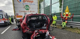 Milano, incidente sulla A1, Auto finisce tra due tir, gravissimo 50enne