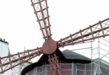 Parigi, si staccano le pale del Moulin Rouge. Nessun ferito