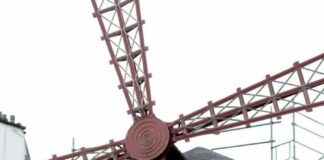 Parigi, si staccano le pale del Moulin Rouge. Nessun ferito