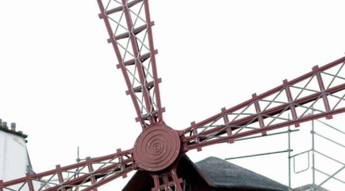 Parigi, si staccano le pale del Moulin Rouge. Nessun ferito