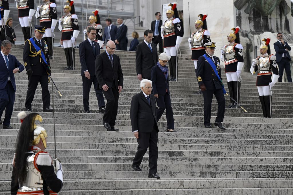 25 Aprile, Mattarella depone corona di fiori all’Altare della Patria