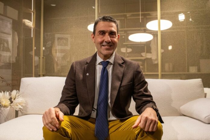 Incontro con il generale Roberto Vannacci il quale ha presentato il suo libro Il mondo al contrario