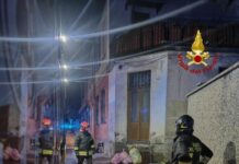 Parabiago, incendio in condominio. Vvf salvano persone scappate su tetto