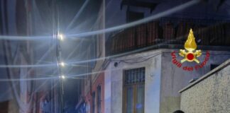 Parabiago, incendio in condominio. Vvf salvano persone scappate su tetto