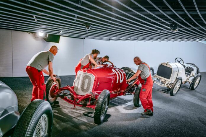 Roter Rennwagen restauriert: Mercedes Targa-Florio-Rennwagen von 1924 zurück auf der StraßeRed racer restored: Mercedes Targa Florio racing car from 1924 returns to the road