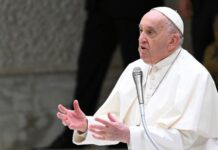 Papa “Nessuno deve togliere la dignità alle persone”