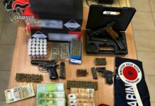 Pubblica sui social foto di pistole senza avere porto d’armi, arrestato