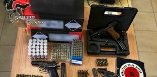 Pubblica sui social foto di pistole senza avere porto d’armi, arrestato
