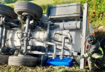 Bergamo, autocisterna si ribalta in un canale. Soccorso il conducente