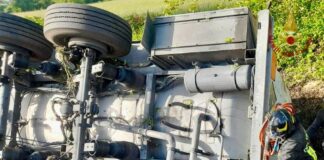 Bergamo, autocisterna si ribalta in un canale. Soccorso il conducente