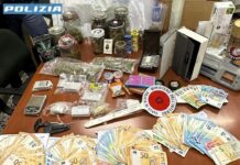 Milano, spaccia droga a casa della mamma e della nonna. Arrestato