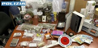 Milano, spaccia droga a casa della mamma e della nonna. Arrestato