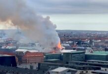 In fiamme la Borsa di Copenaghen, crolla la guglia