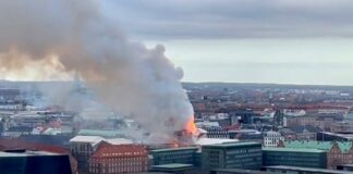 In fiamme la Borsa di Copenaghen, crolla la guglia