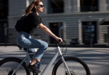 La riscossa delle biciclette sui monopattini ragazza in bicicletta