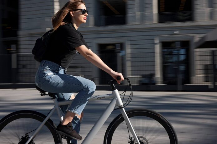 ragazza in bicicletta