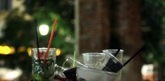 Stretta sulla movida a Milano, da domani stop vendita a bevande in vetro o lattine