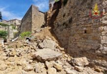 Crollo di un tratto delle mura medievali a Volterra, un ferito